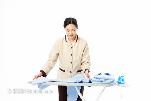 家政服務中的女性力量 熨燙衣物，守護家庭整潔與溫馨